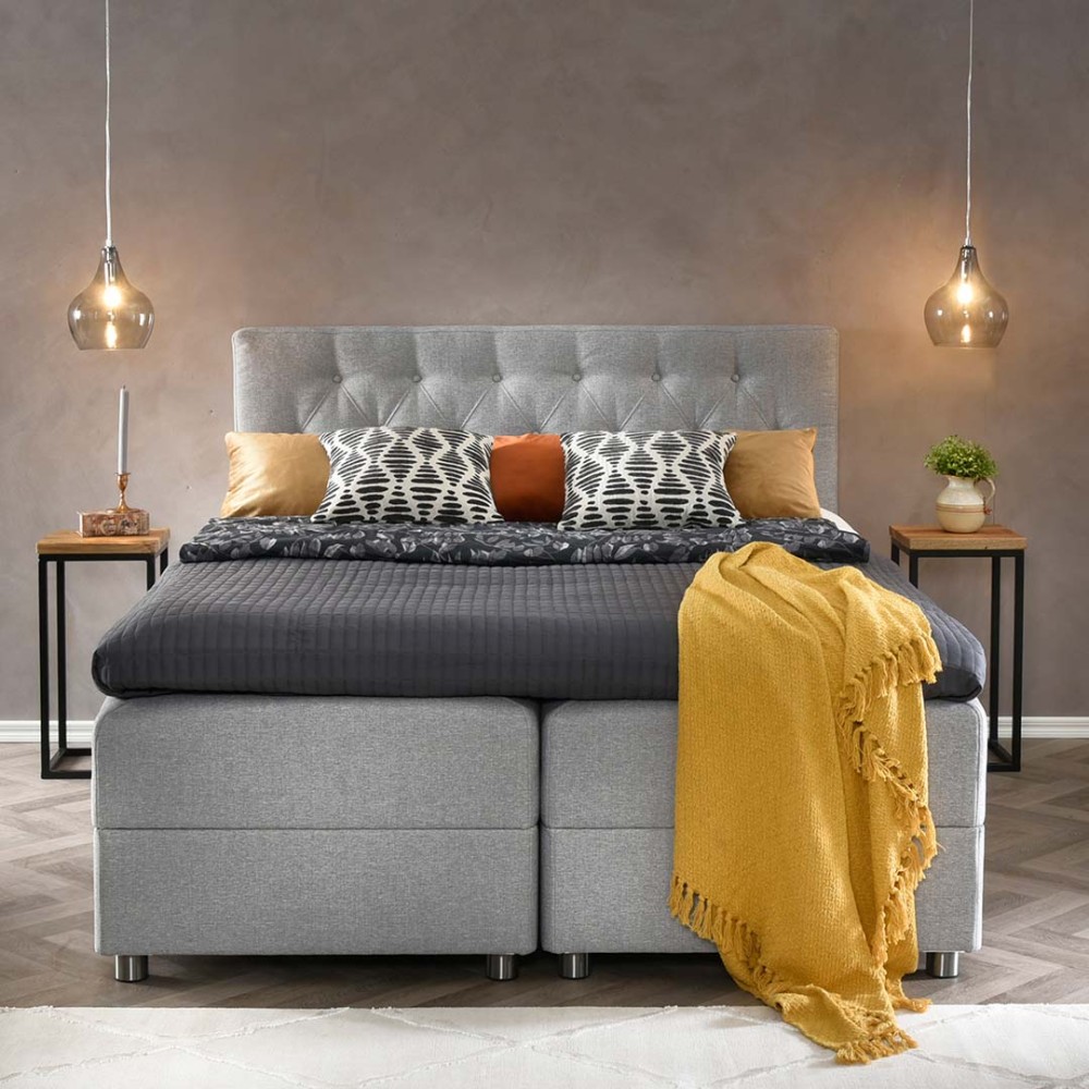 Mitä ostaa sisustusalesta?
Onko hankitalistallasi sohva tai jenkkisänky? Sisustusalesta voit tehdä löytöjä laadukkaista tuotteista edulliseen hintaan. 
Lue lisää
 