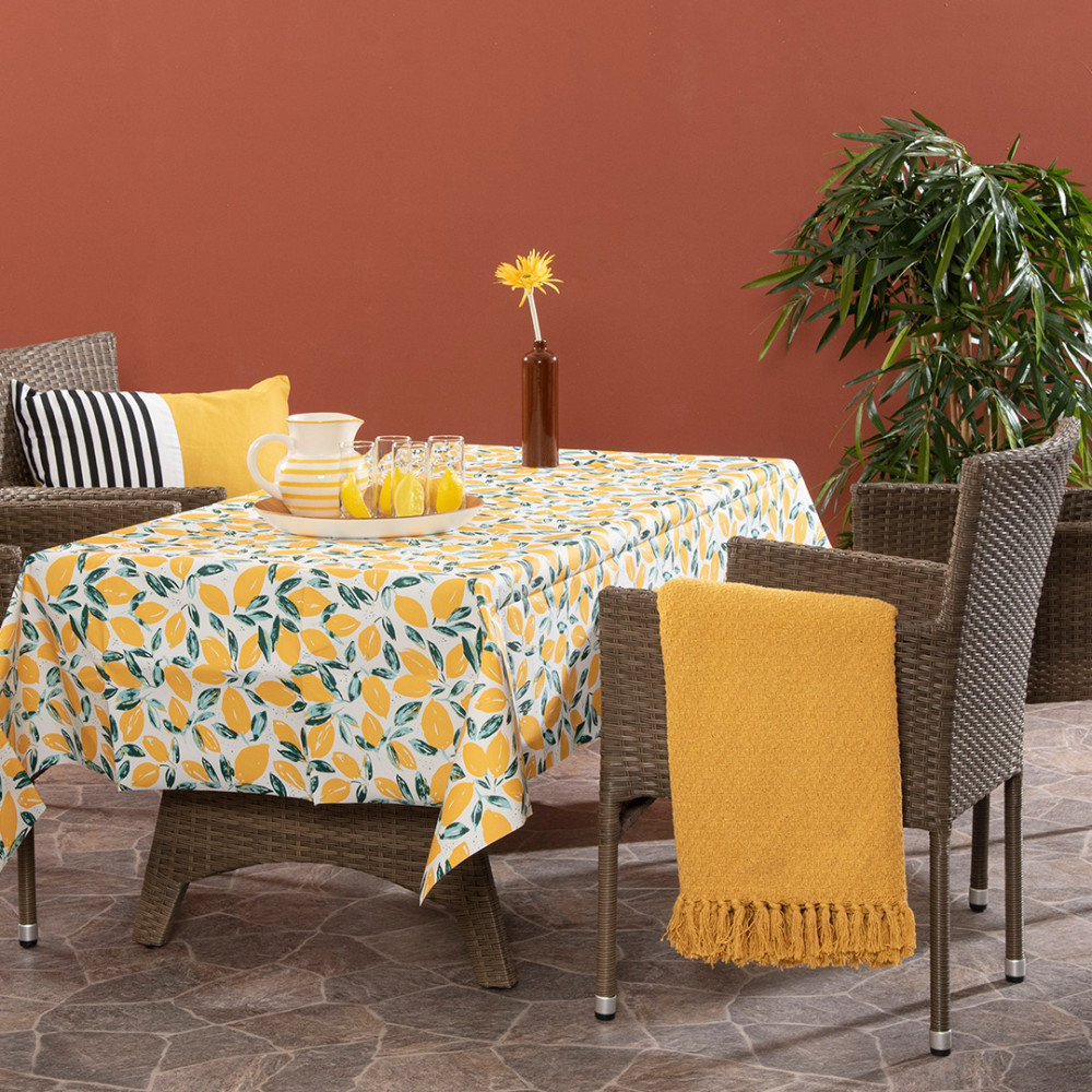 Somista myös terassi tai parveke juhlavaksi pöytäliinalla ja kukilla.