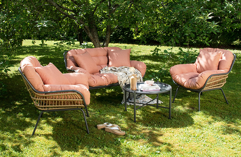 Nosta terassiryhmä ulos puutarhaan omenapuiden alle.