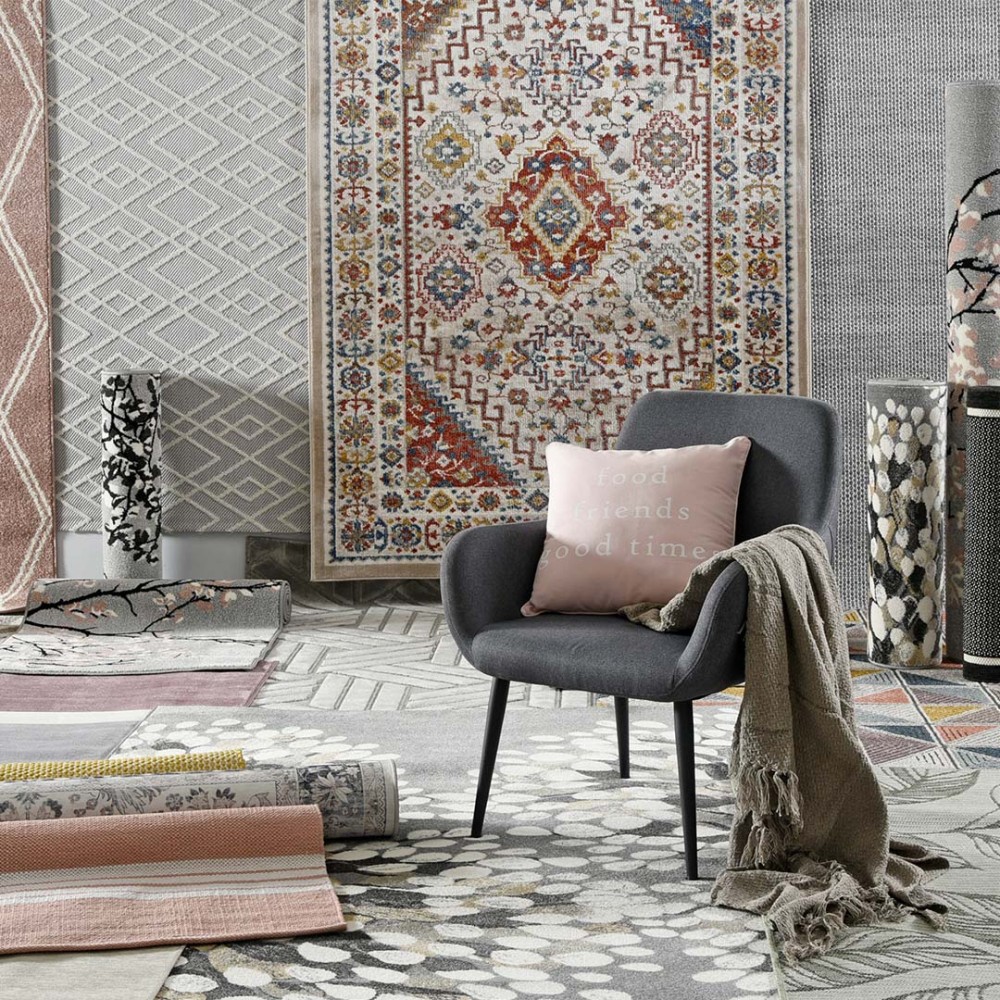 Olohuoneen matto - oletko aina asetellut sen väärin?
Olohuoneen matto rajaa sohvan ja muut kalusteet omaksi ryhmäkseen. Katso neuvomme oikean maton valintaan.
LUE LISÄÄ