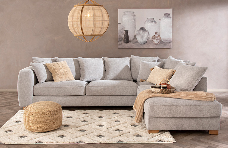 Kulmasohvalle mahtuu juhlissa istumaan koko suku.