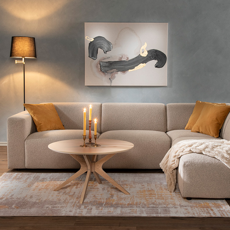 Olohuoneen valaistus, trendit ja trendivalaisimet 2026
Onnistunut olohuoneen valaistus koostuu oikeasta määrästä luonnonvaloa, yleisvaloa ja epäsuoraa valaistusta. Yksityiskohdat nousevat esiin pöytävalaisimilla ja kohdevalaisimilla. Tutustu uusiin, ihaniin olohuoneen lamppuihin.
LUE LISÄÄ