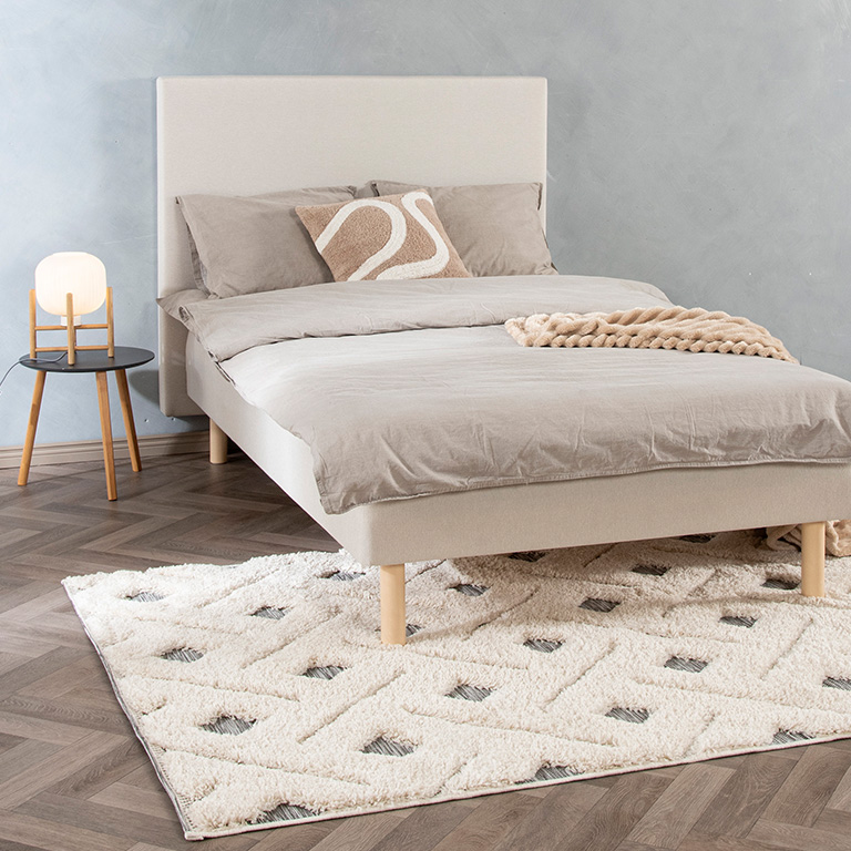 Vaaleat v&auml;rit sisustuksessa avartavat tilaa.