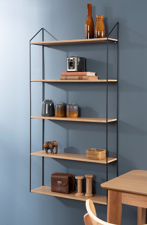 Korkea sein&auml;hylly hy&ouml;dynt&auml;&auml; kuutiot s&auml;ilytt&auml;misess&auml;.