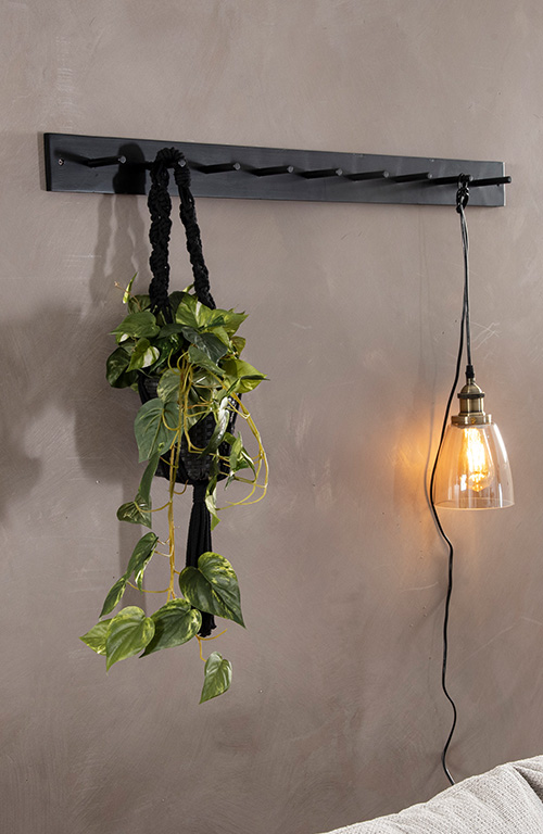 Sein&auml;naulakko tuo ilmett&auml; ja s&auml;ilytystilaa pieneen kotiin.