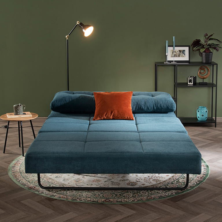 Y&ouml;vieraita varten vuodesohva muuttuu hetkess&auml; vierasvuoteeksi.