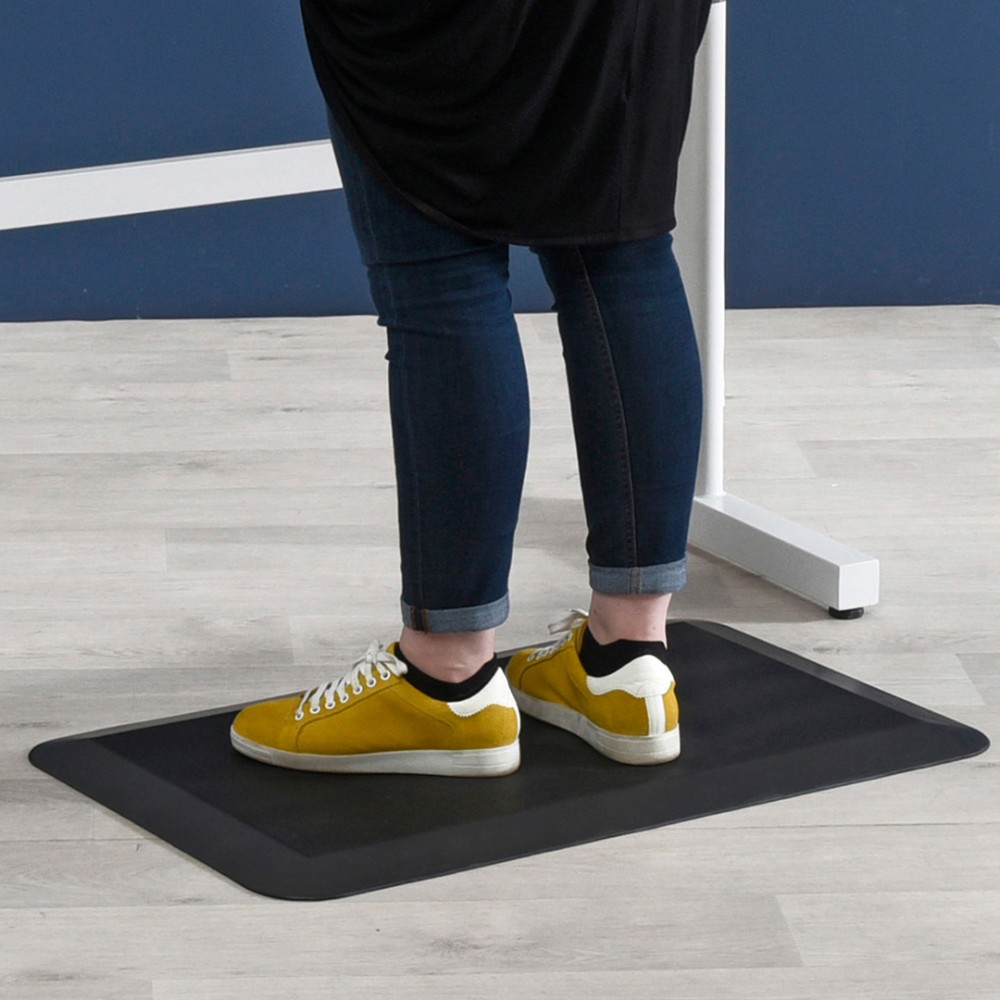 Joustava matto vaimentaa ja pehmentää kovan lattian vaikutusta jalkojen niveliin ja selkään.