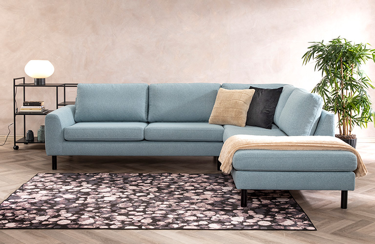 Värikkäät sohvat ovat nyt "IN". Myös matto saa olla syksyisessä olohuoneessa rohkean värinen ja kuvioinen.