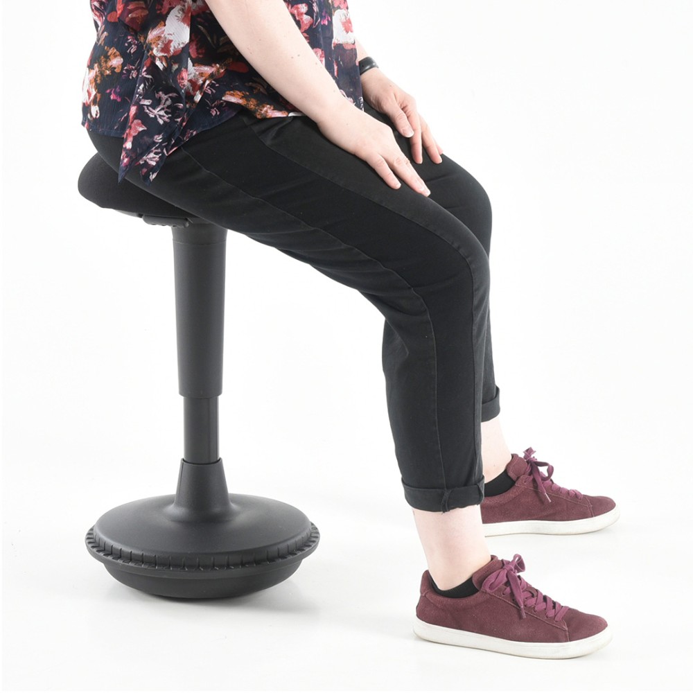 Tasapainotuolissa on huomioitu istumisen ergonomia.