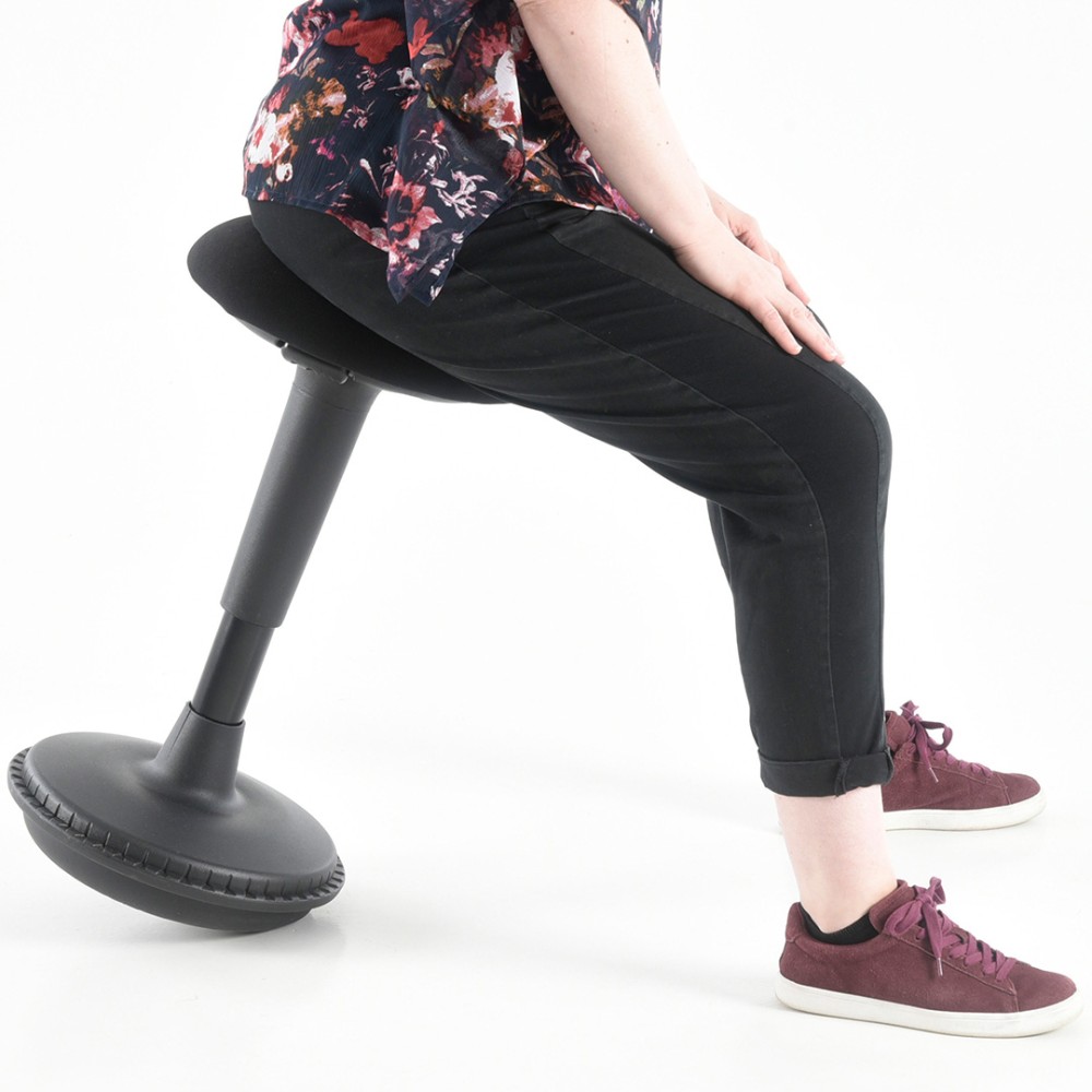 Tasapainotuoli kallistuu ja joustaa istujan liikkeiden mukaan.