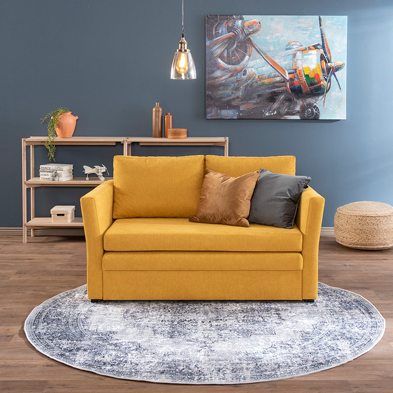 Keltainen vuodesohva on olohuoneen piristys.